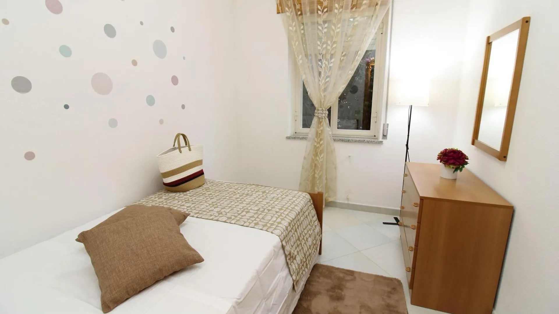 Holiday-House-Camelia-600-Meters-From-The-Beach Ла-Калетта Апартаменты