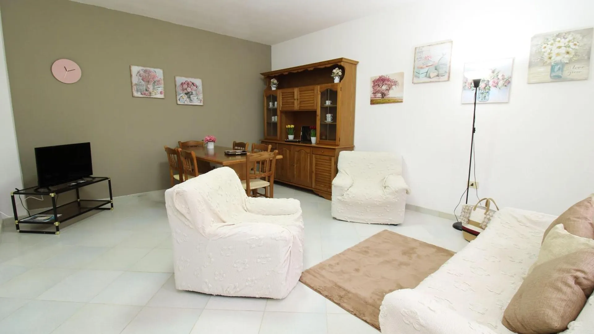 Holiday-House-Camelia-600-Meters-From-The-Beach Ла-Калетта